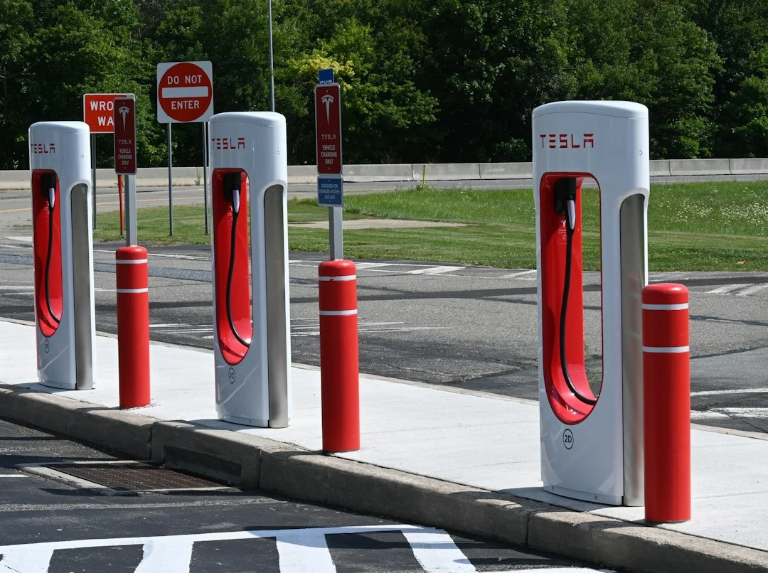 Tesla postavlja više od 100 Megacharger stanica u Evropi za svoj Semi kamion